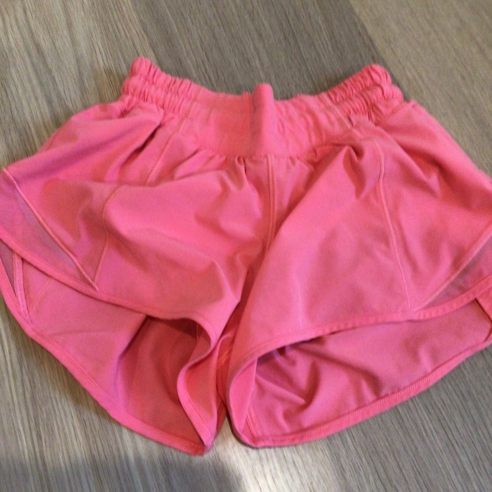 low rise 2.5 lululemon hotty hots size 2 raspberry and cream shorts.